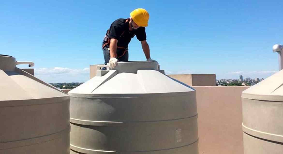 جهاز تنظيف خزانات المياه