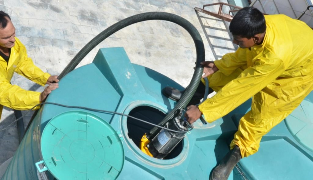 جهاز تنظيف خزانات المياه