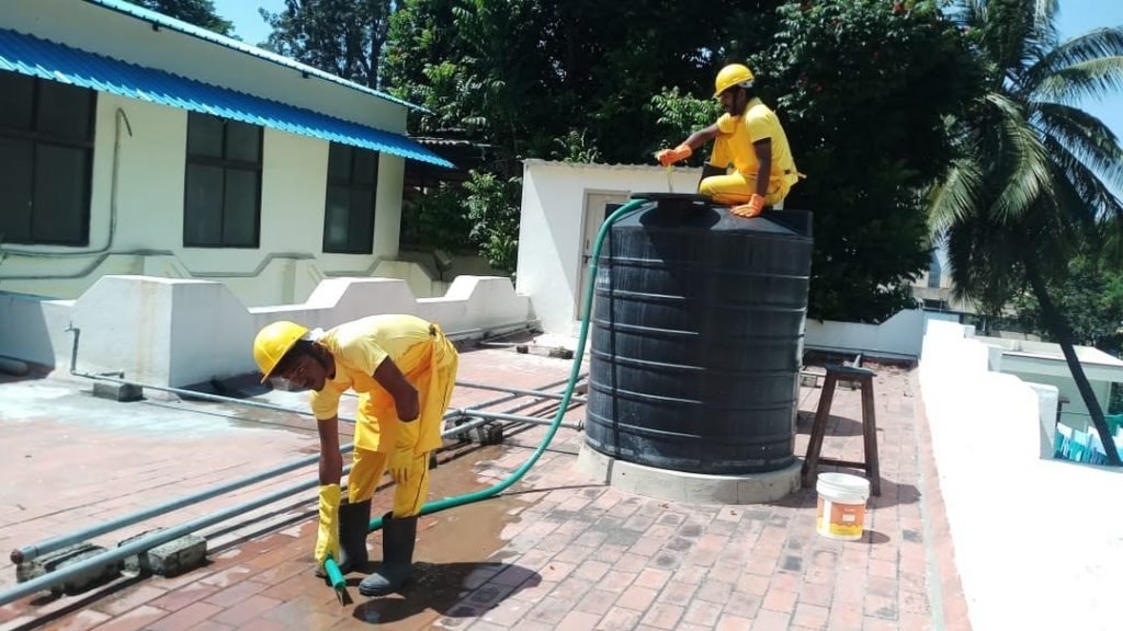 تنظيف خزانات المياه