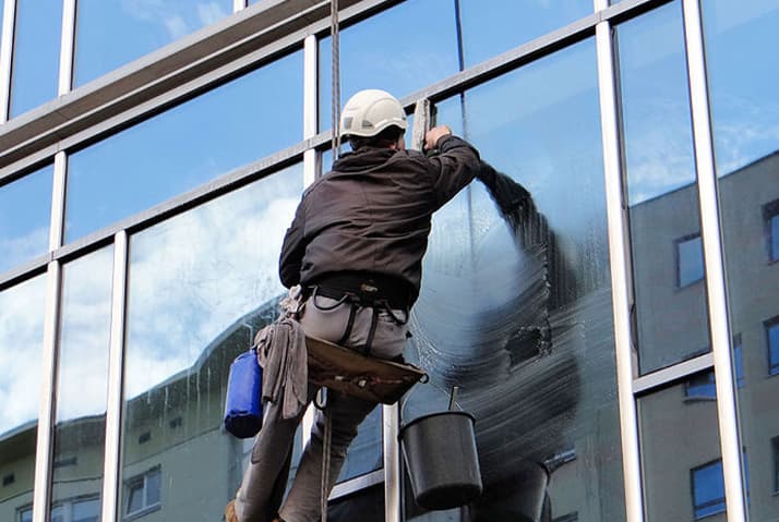 تنظيف واجهات المباني الزجاجية
